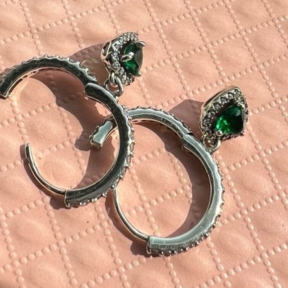 Gorgeous pure silver heart hoop 925 stamped emerald earrings - Picture 3 of 8